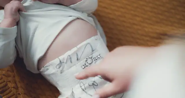 Jak zmienić pieluchę noworodkowi i uniknąć najczęstszych błędów