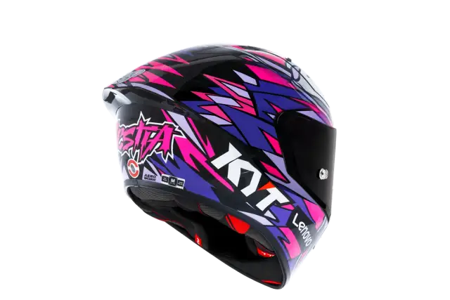 Kask motocyklowy Kyt z grafiką "Sista" w kolorach różowym i fioletowym. Wykonany z poliwęglanu czy włókna szklanego?