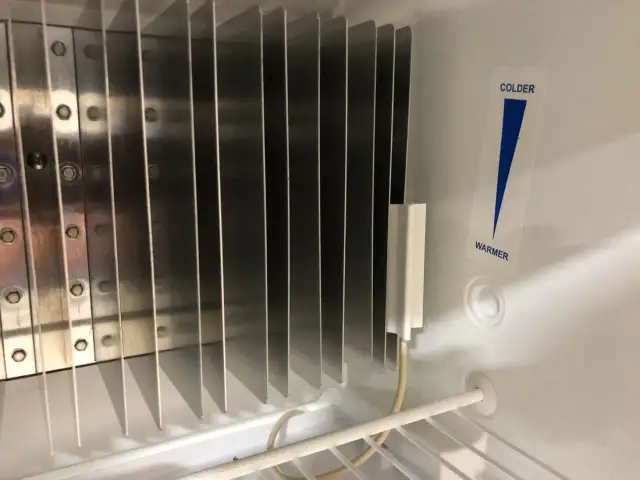 Wnętrze lodówki z radiatorem i wskaźnikiem temperatury. Tak działa lodówka na gaz, wykorzystując ciepło do chłodzenia.