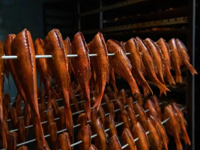 Jakie ryby wędzone nad Bałtykiem warto spróbować i gdzie je znaleźć