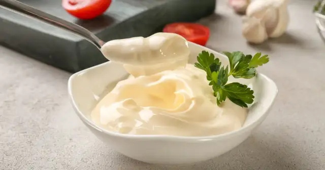 Czy majonez tuczy? Sprawdź, ile kalorii ma i jak go jeść mądrze