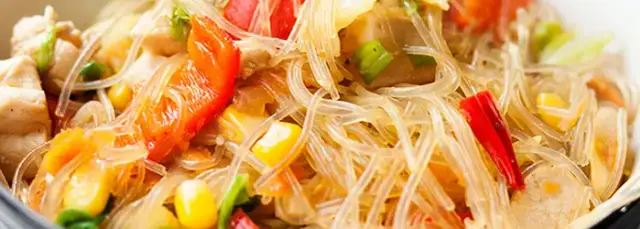 Makaron sojowy z kurczakiem jak od Chińczyka? Odkryj sekrety smaku!