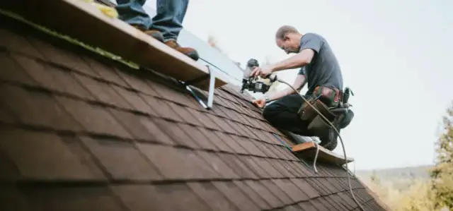 Kim zajmuje się dekarz? Poznaj kluczowe obowiązki i umiejętności