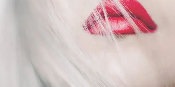 Czy makijaż permanentny ust boli? Prawda o zabiegu i dyskomforcie