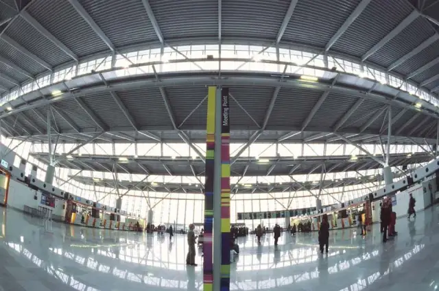 Czy na lotnisku jest wifi? Sprawdź, gdzie skorzystasz z darmowego internetu