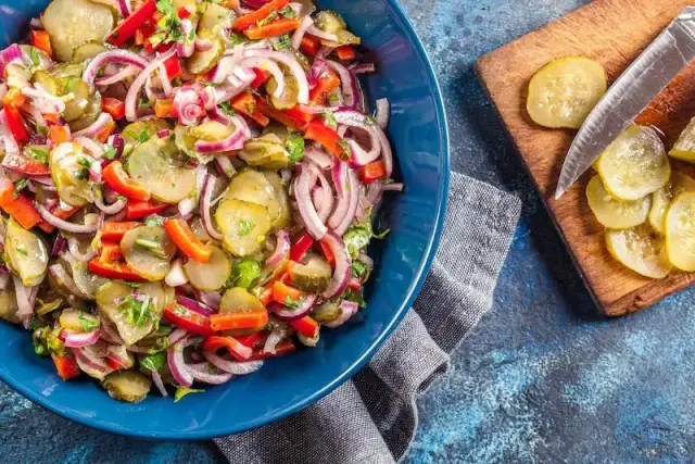 Prosty przepis na pyszną sałatkę z ogórków kiszonych – krok po kroku z dodatkami