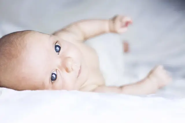 Co widzi 2 miesięczne dziecko? Fakty o jego rozwoju wzroku i umiejętnościach