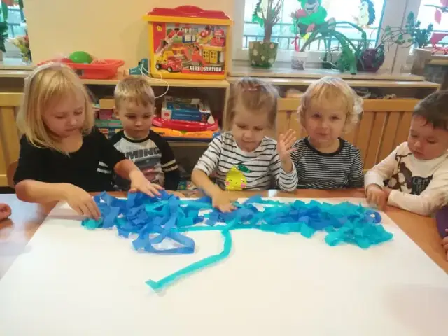 Eksperymenty z wodą w przedszkolu, które zachwycą każde dziecko