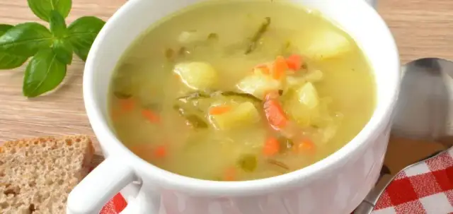 Jak ugotować zupę ogórkową – sprawdzone przepisy na idealną zupę