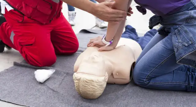 Co należy zrobić jeśli poszkodowany jest przytomny - kluczowe kroki pomocy