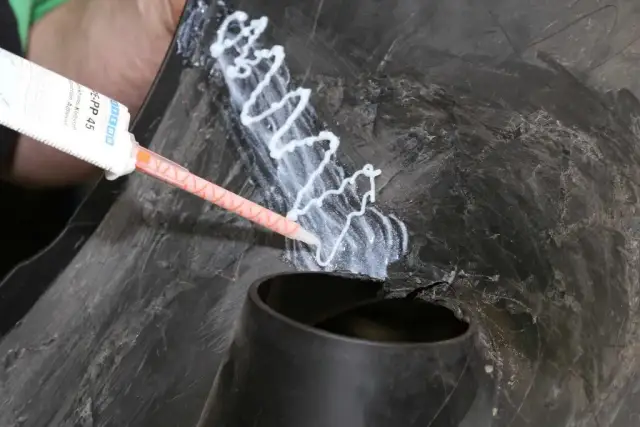 Jakim klejem skleić zderzak samochodowy, aby uniknąć kosztownych napraw