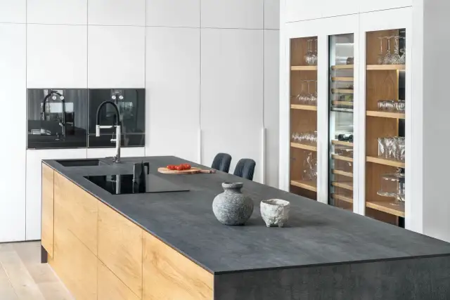 Blat konglomerat opinie – dlaczego warto go wybrać do wnętrz?