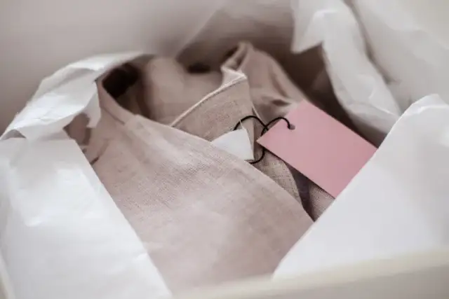 W co pakować ubrania do wysyłki, aby uniknąć uszkodzeń i strat