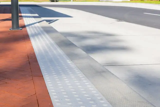 Pola uwagi dla niewidomych: Jak poprawiają bezpieczeństwo i niezależność