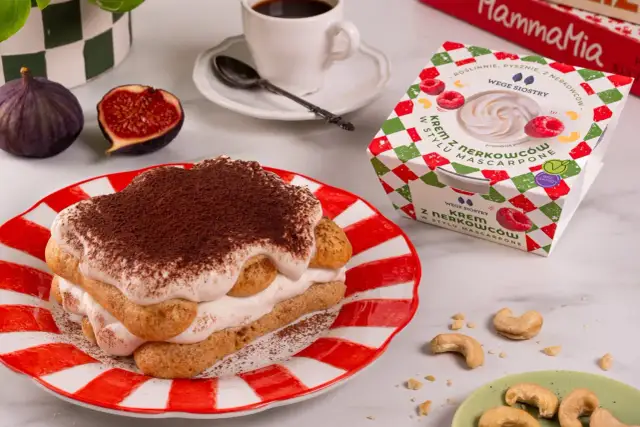 Tiramisu z kremem roślinnym w stylu mascarpone, obok opakowanie kremu i figi.