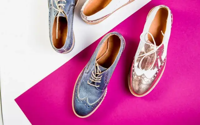 Oksfordki damskie stylizacje: niebieskie i biało-złote, idealne do casualowych i eleganckich zestawów.