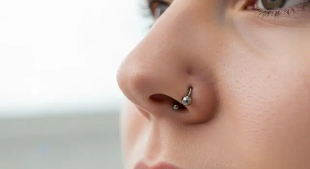 Ile goi się kolczyk w nosie? Przewodnik gojenia i pielęgnacji