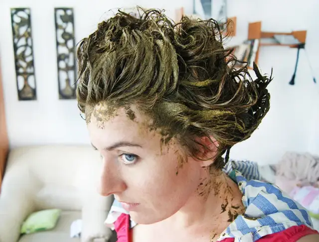 Jak rozjaśnić hennę na włosach i uniknąć zniszczenia fryzury