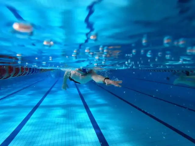 Nauka pływania dla dorosłych: ile kosztuje i jak zaoszczędzić?