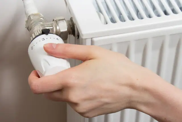 Jak zamontować głowicę termostatyczną? Poradnik DIY i oszczędność