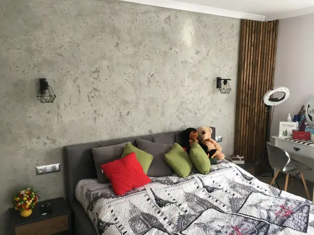 Farba betonowa czy beton dekoracyjny? Koszty, trwałość, efekty