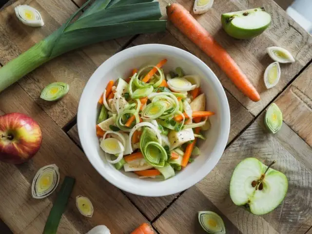 Jak sparzyć pora do sałatki, by zachować jego chrupkość i smak