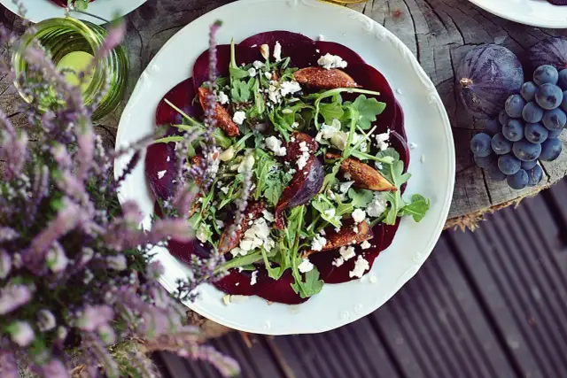 Jak ozdobić sałatkę? Proste triki na efekt "wow"!