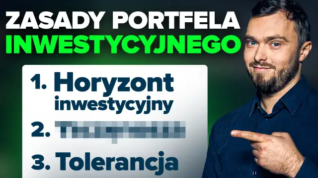 Mężczyzna wskazuje na listę zasad portfela inwestycyjnego: horyzont, ... i tolerancja.