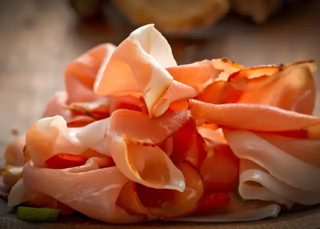 Czy szynka parmeńska jest zdrowa? Odkryj ukryte ryzyka i korzyści