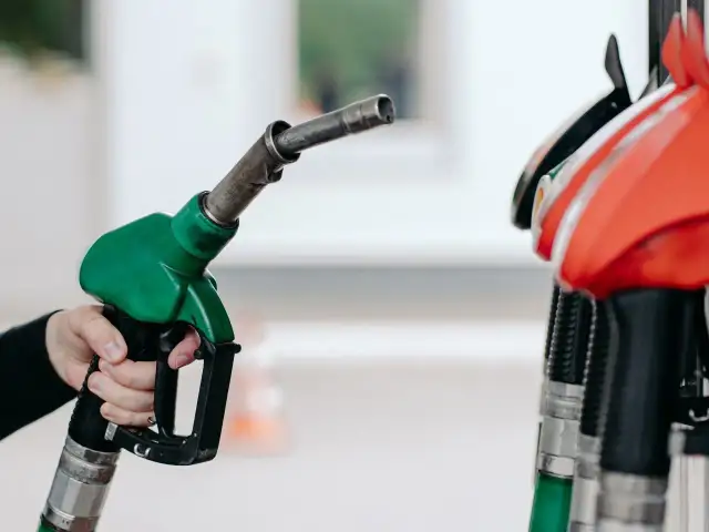 Benzyna 95 czy 98? Zrozum różnice i tankuj świadomie