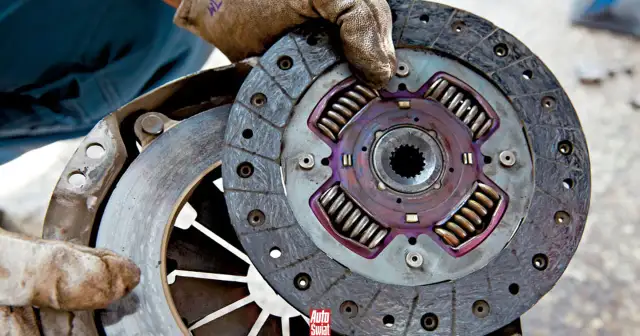 Sprzęgło w samochodzie: gdzie jest i jak o nie dbać? Poradnik Ryszarda