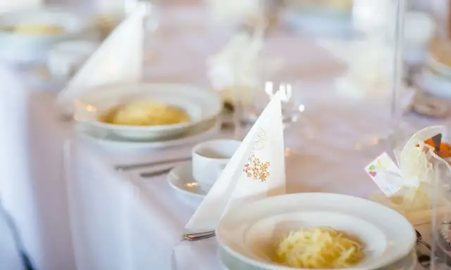 Komunia 2026: Koszt przyjęcia na 30 osób. Ile zapłacisz?