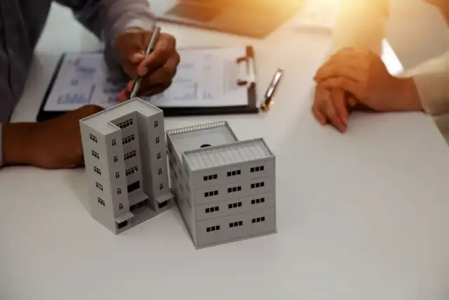 Przed kim odpowiada spółdzielnia mieszkaniowa? Odkryj jej obowiązki i ryzyka