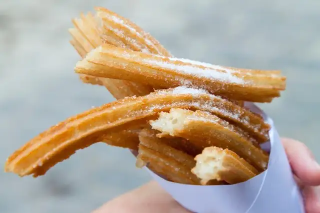 ¿Cuánto cuesta una docena de churros en España? Precios y trucos
