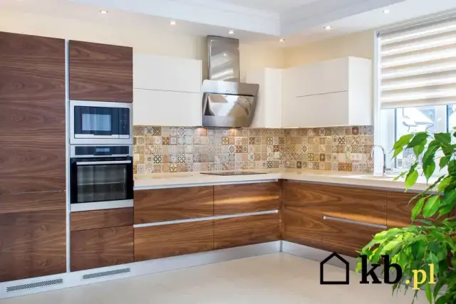 Zabudowa nad szafkami kuchennymi: pomysły, koszty i inspiracje