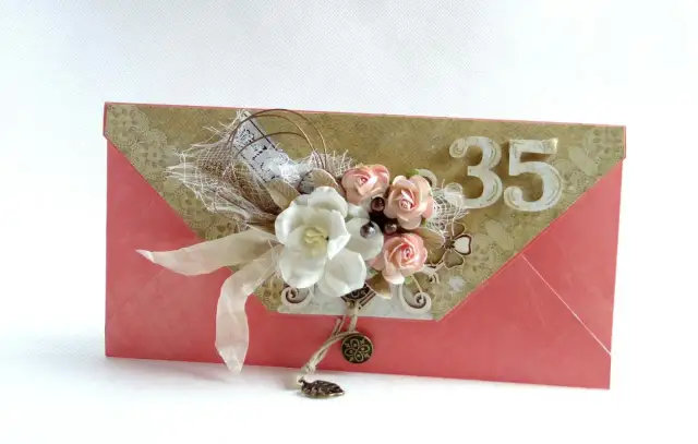 Koperta z ozdobami kwiatowymi i cyframi "35" na białym tle.