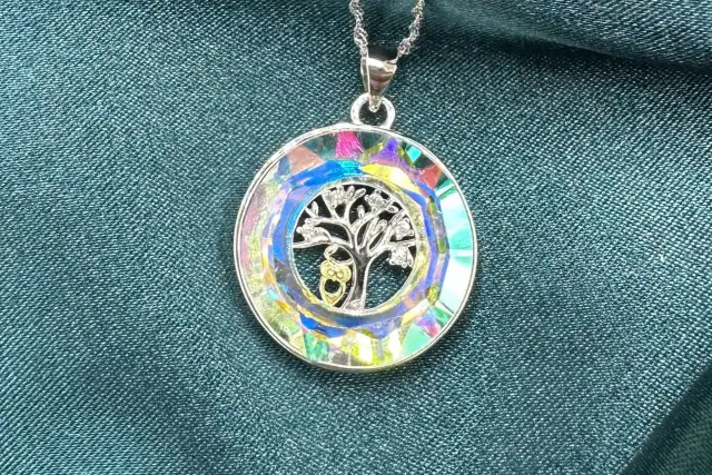 Srebrny naszyjnik z wisiorkiem Drzewo Życia, ozdobiony kryształkami i sową.