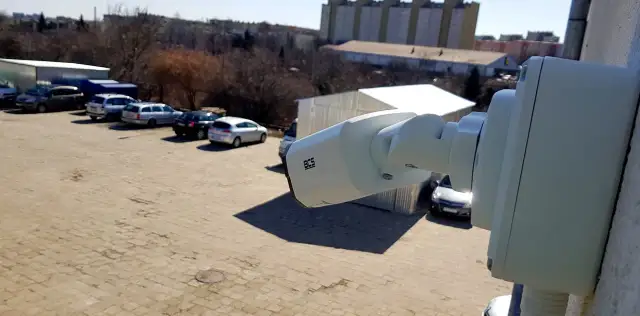 Kamera monitoringu BCS na budowie pilnuje parkingu z samochodami.