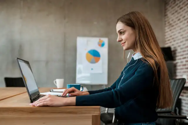 Pierwsza praca bez doświadczenia? Jak je zdobyć i przekonać rekrutera