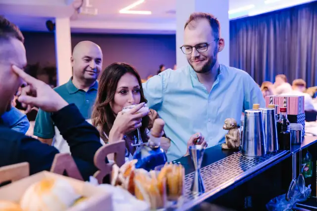 Jak stworzyć kreatywne menu drinków w barze, które zachwyci gości