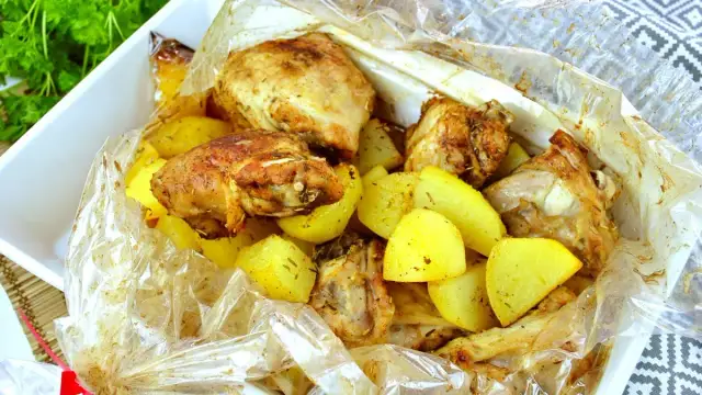 Jak długo piec udka w rękawie, aby były soczyste i pyszne?