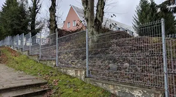 Jak zrobić ogrodzenie na skarpie - uniknij błędów i zyskaj stabilność