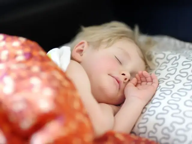 Kiedy poduszka dla dziecka? Bezpieczne zasady od ekspertów