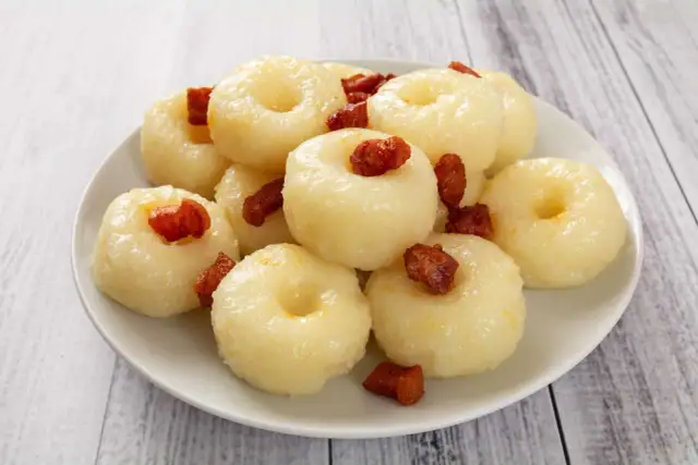 Dlaczego kluski śląskie są gumowate? Sekrety idealnych!