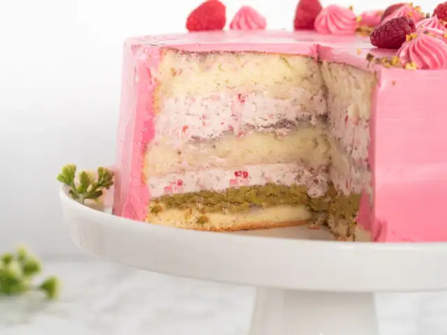 Poncz do tortu malinowego: Przepisy na wilgotny i smaczny tort