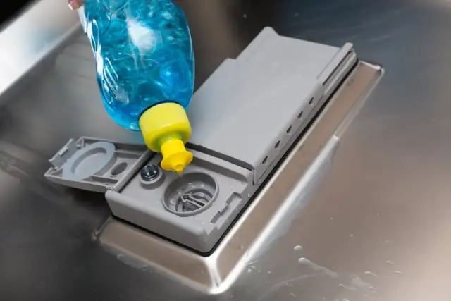 Żel do zmywarki: gdzie wlać, jak dozować? Uniknij błędów!