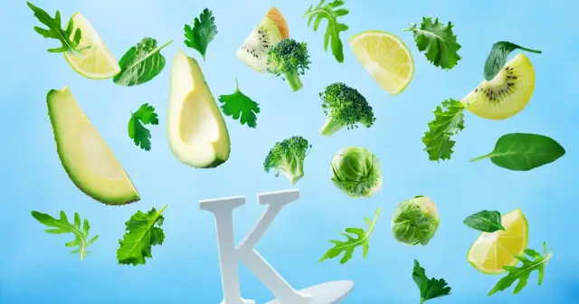 Witaj w świecie witaminy K! Gdzie występuje? W zielonych warzywach liściastych, brokułach, brukselce, awokado i cytrusach.