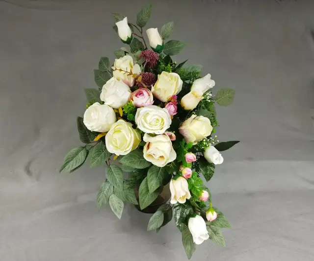 Jak zrobić bukiet do wazonu na cmentarz, aby uczcić pamięć bliskich