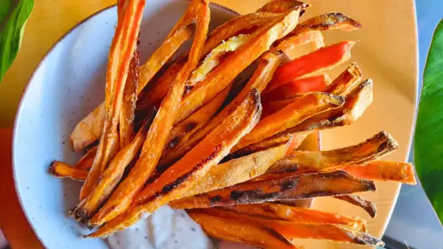 Ile powinny się piec frytki w piekarniku, aby były chrupiące?