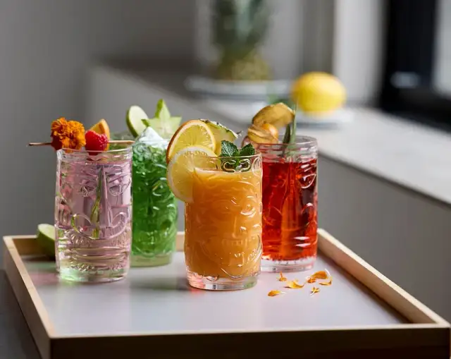 Szklanki do koktajli: Wybierz idealne szkło i zaskocz smakiem!